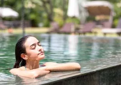 Piscinas, aire acondicionado y calor extremo: así afecta el verano a la salud de oídos, nariz y garganta