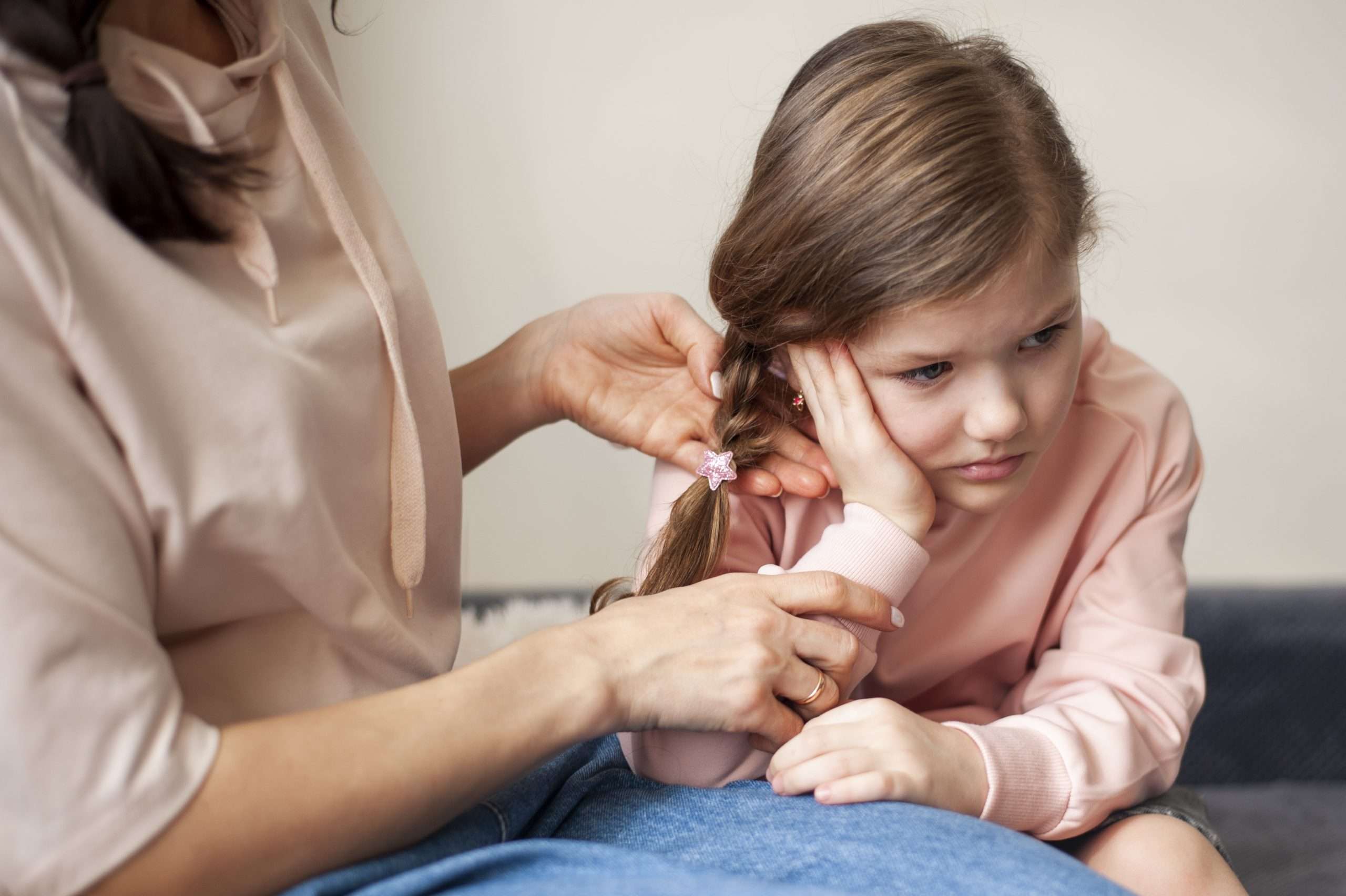 madre-cortando-el-cabello-de-su-joven