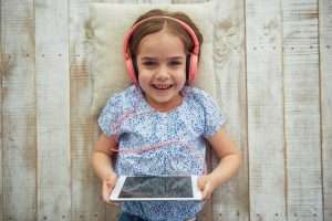 Uso de auriculares en niños: riesgos auditivos y recomendaciones para prevenir daños