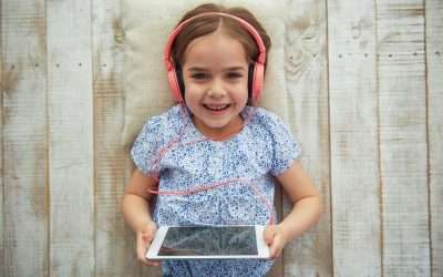 Uso de auriculares en niños: riesgos auditivos y recomendaciones para prevenir daños