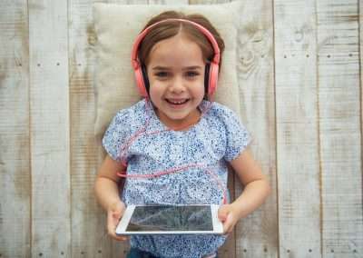 Uso de auriculares en niños: riesgos auditivos y recomendaciones para prevenir daños